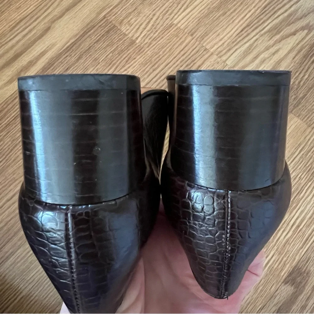 Salvatore Ferragamo Boutique Embossed Brown Leather Low Heels Size 6 AA (narrow)
